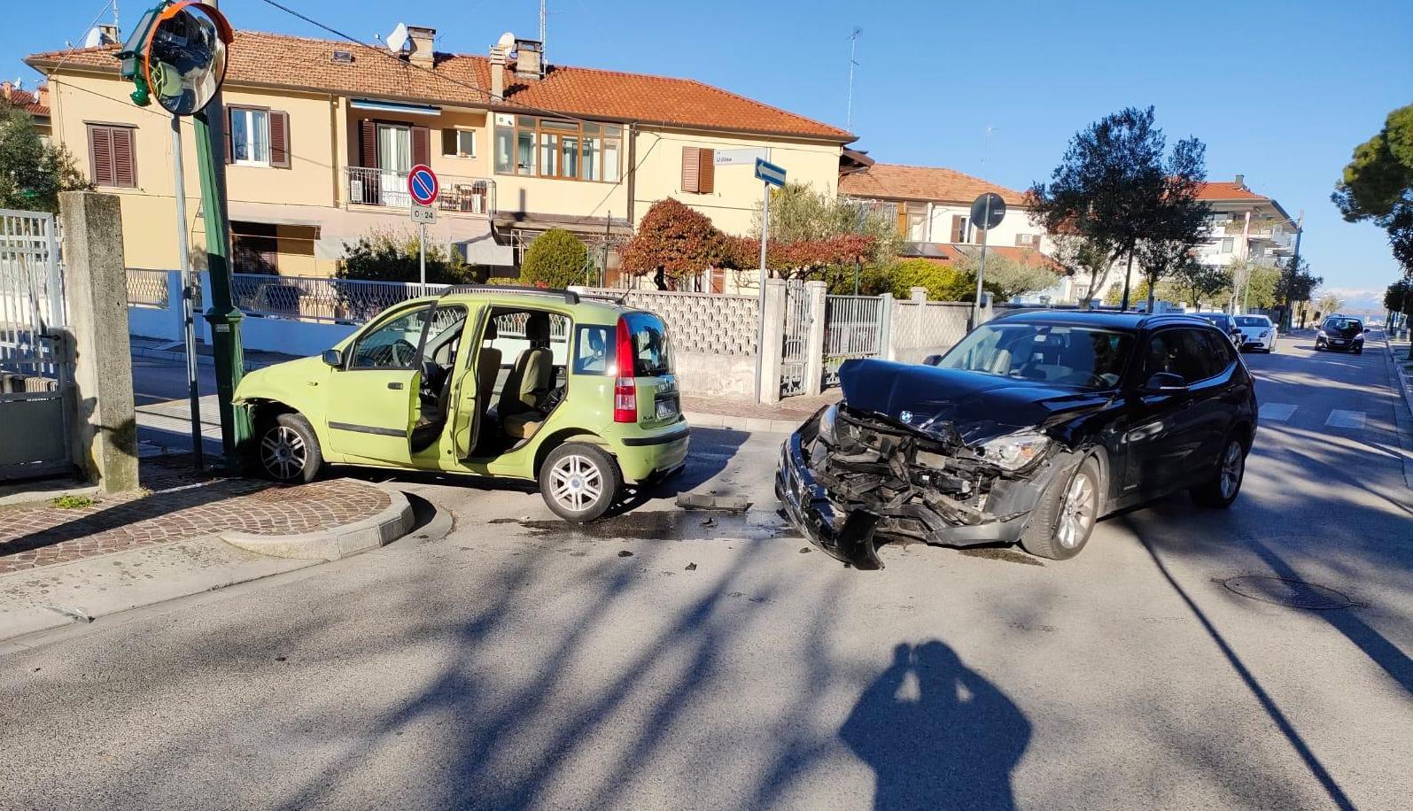 Scontro tra Bmw e Fiat Panda, ferite due persone a Grado